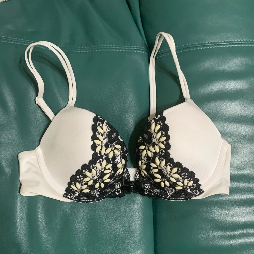 Victoria’s Secret very sexy pushup bra 2012 embellished white black 32B euc